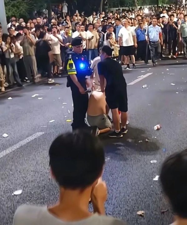 开云体育(中国)官方网站另又名黑衣男人将其推倒在地-开云·kaiyun体育(中国)官方网站 登录入口